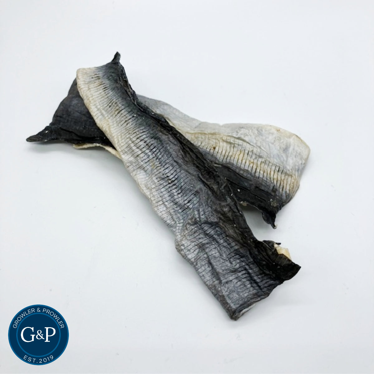 White Fish Flatties by Growler and Prowler. These natural dog treats are rich in Omega fish oils to support healthy skin and coat. Their flat texture and chewy nature help clean your dog's teeth, removing tartar like tiny toothbrushes. Ideal for daily feeding, these treats are a nutritious choice for your pet.